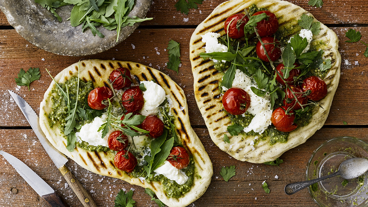 Recept till en grillad pizza med örtpesto, mozzarella och tomat