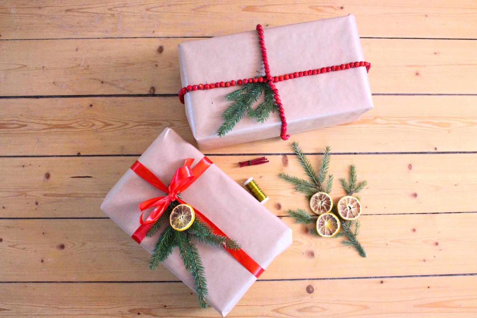 Dekorera julklapparna med material från trädgården