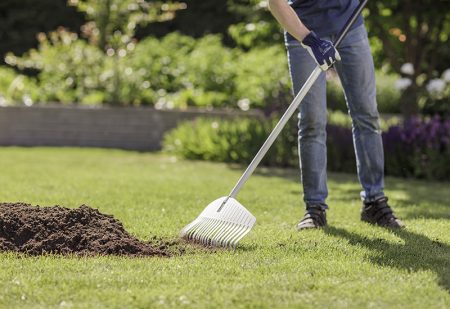 Tips hur du kan göra för att toppdressa gräsmattan