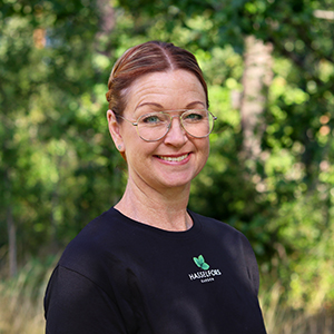 Linda Andersson Kvinna med rött hår som ler
