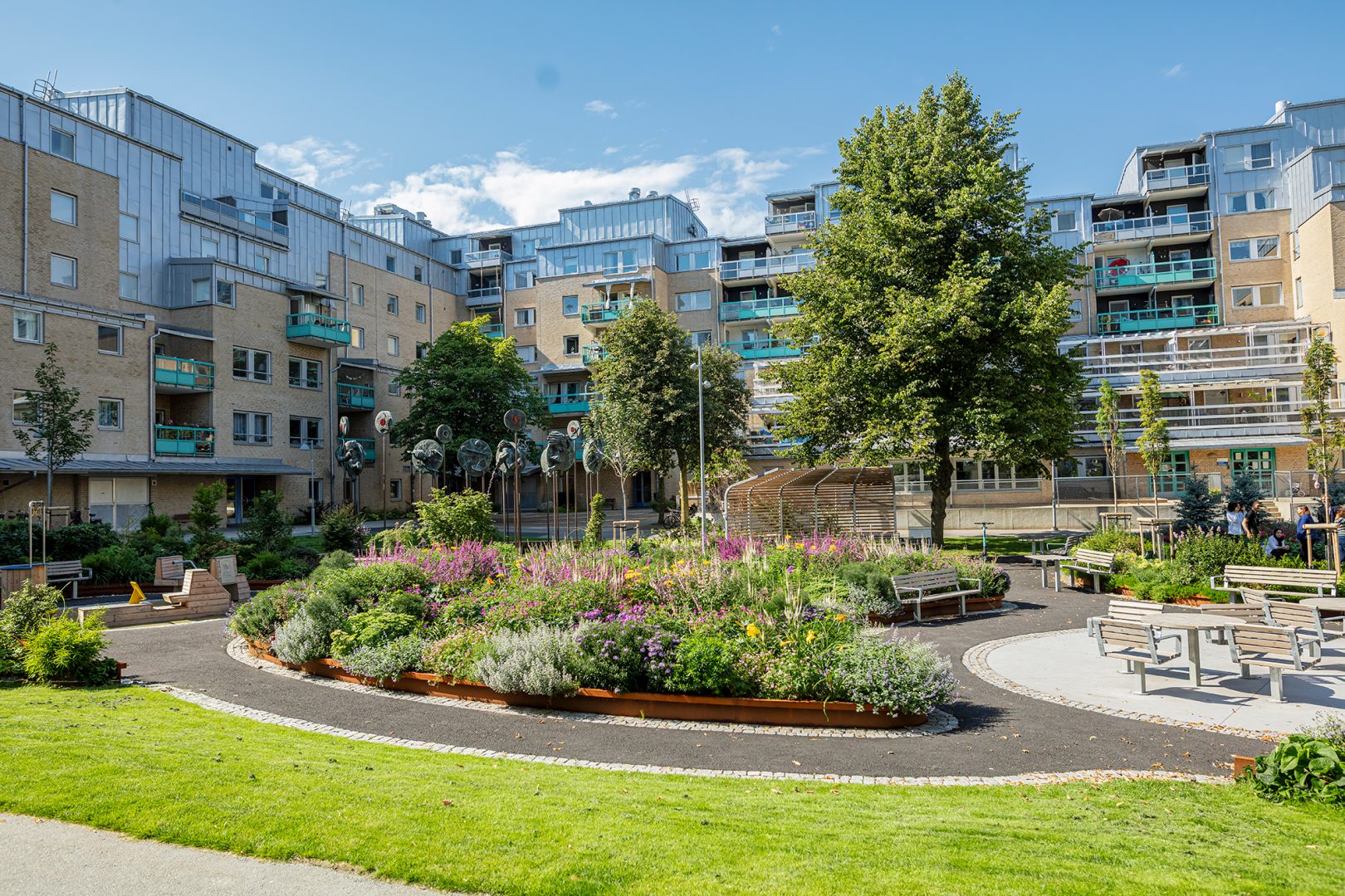 Bostadsgård med frodiga planteringar i Göteborg