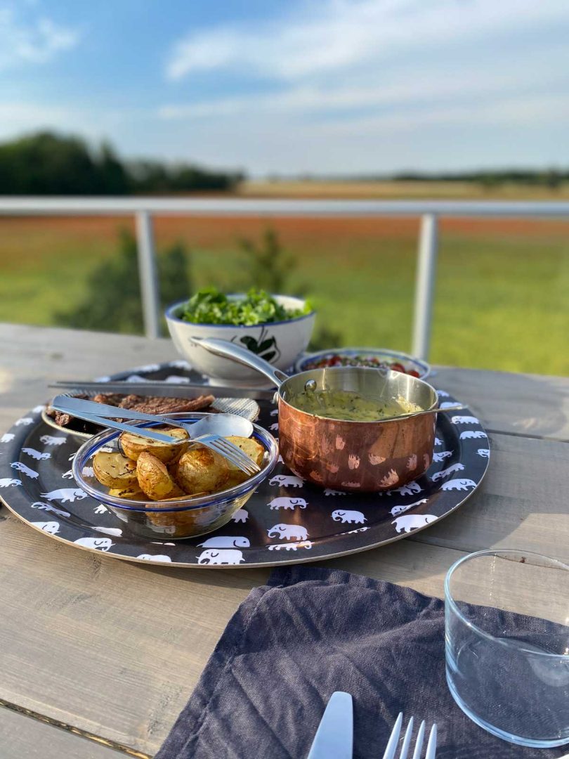 Grillad biff med bakad färskpotatis, bearnaisesås och syrlig tomatsallad
