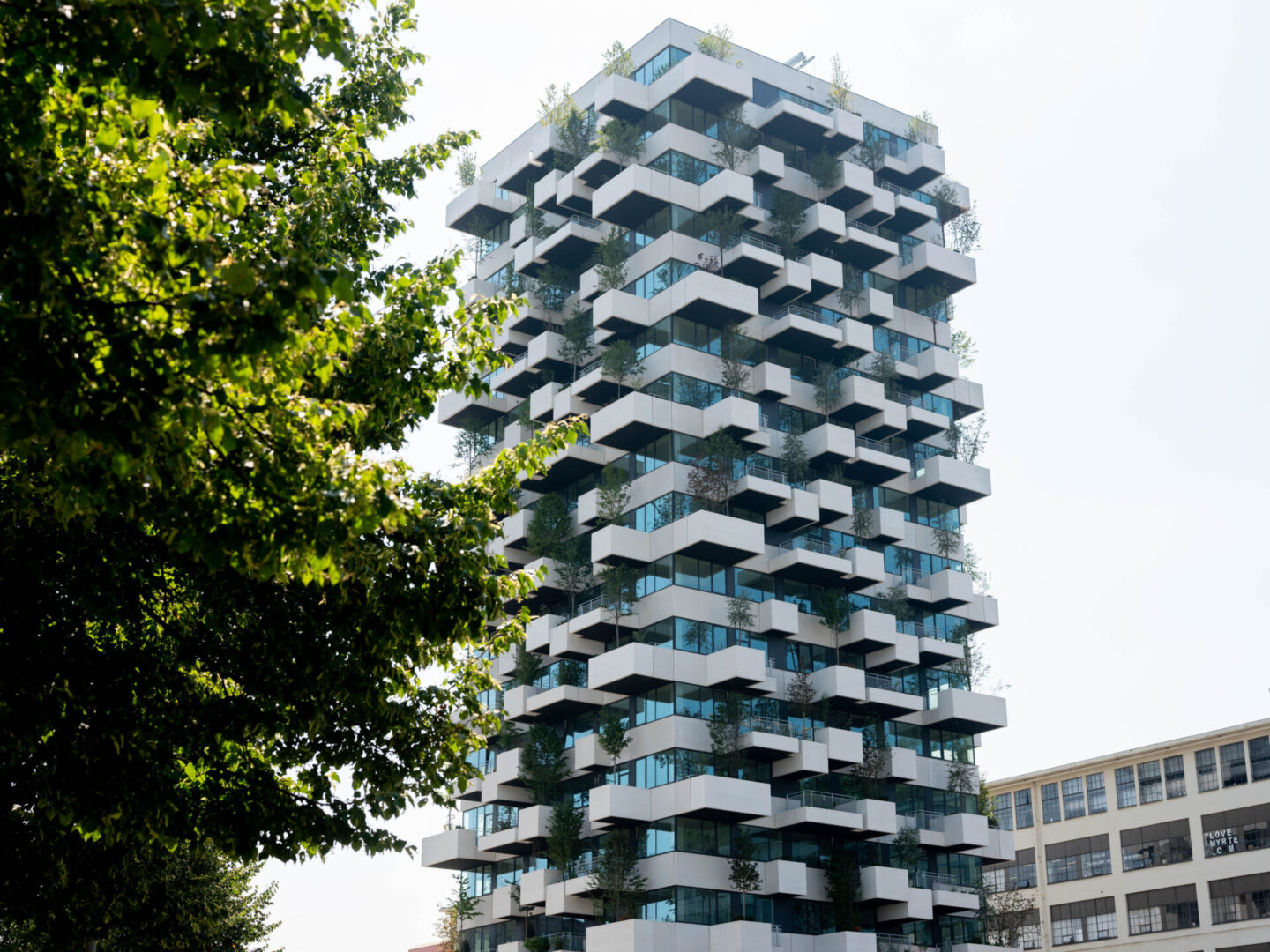 Trudo Tower i Eindhoven, en vertikal skog som svävar över stadens gator